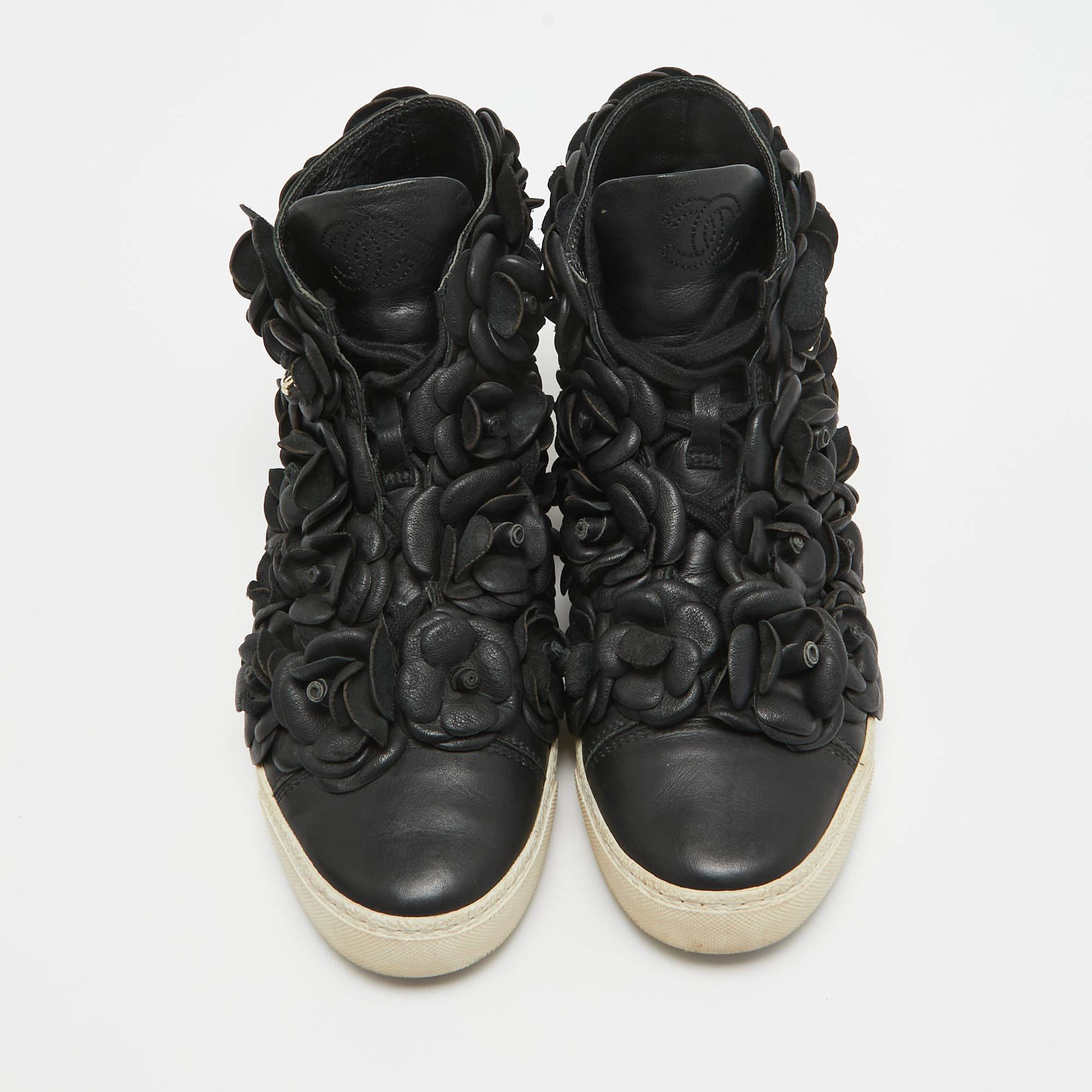 Nero Chanel, scarpe da ginnastica alte in pelle nera Camelia, misura 38,5 in vendita