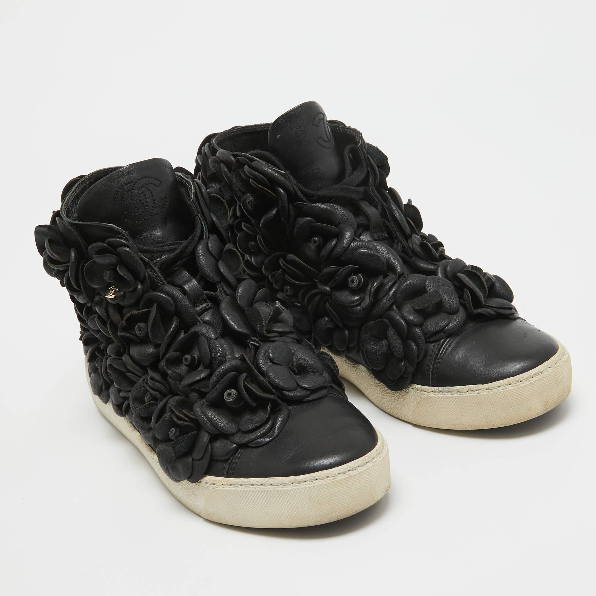 Chanel, scarpe da ginnastica alte in pelle nera Camelia, misura 38,5 In condizioni buone in vendita a Dubai, Al Qouz 2
