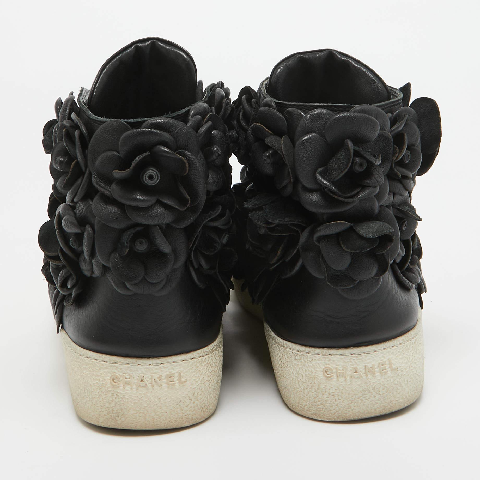 Donna Chanel, scarpe da ginnastica alte in pelle nera Camelia, misura 38,5 in vendita