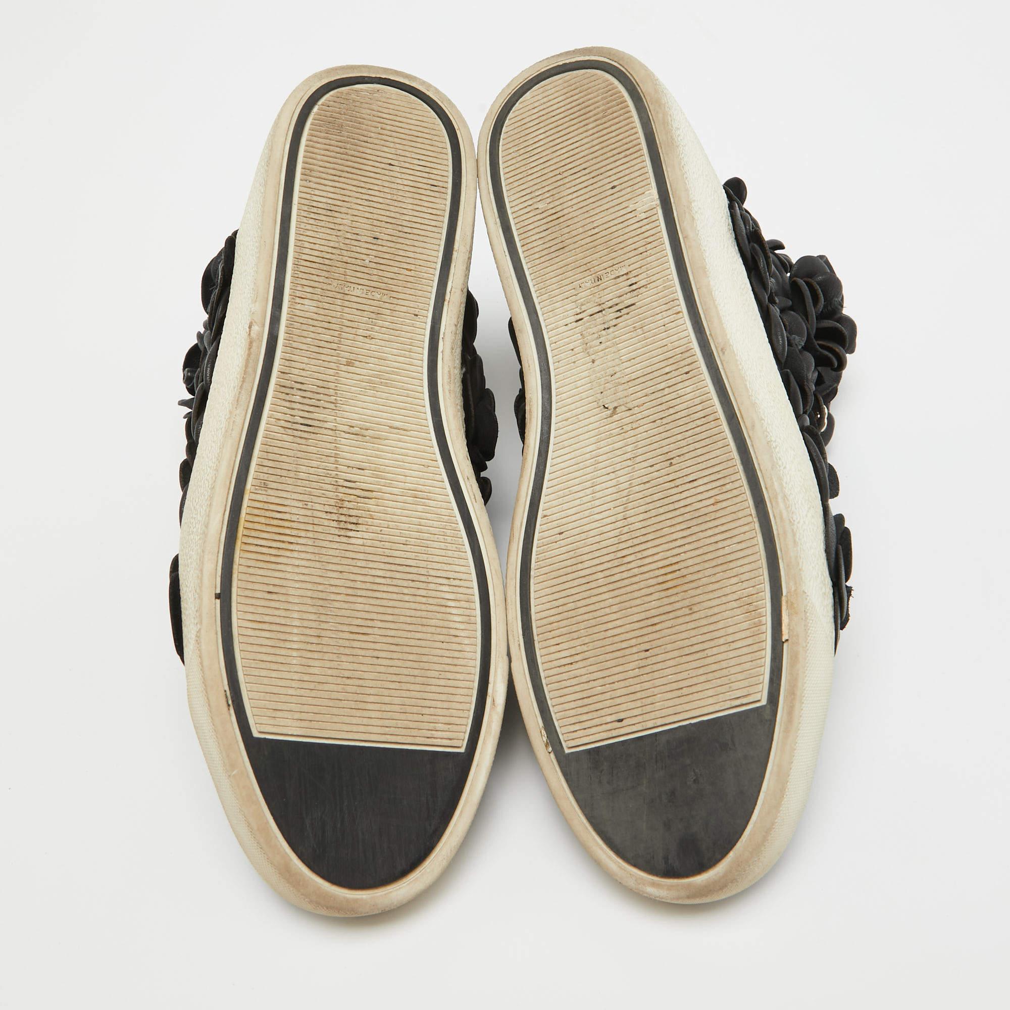 Chanel, scarpe da ginnastica alte in pelle nera Camelia, misura 38,5 in vendita 1