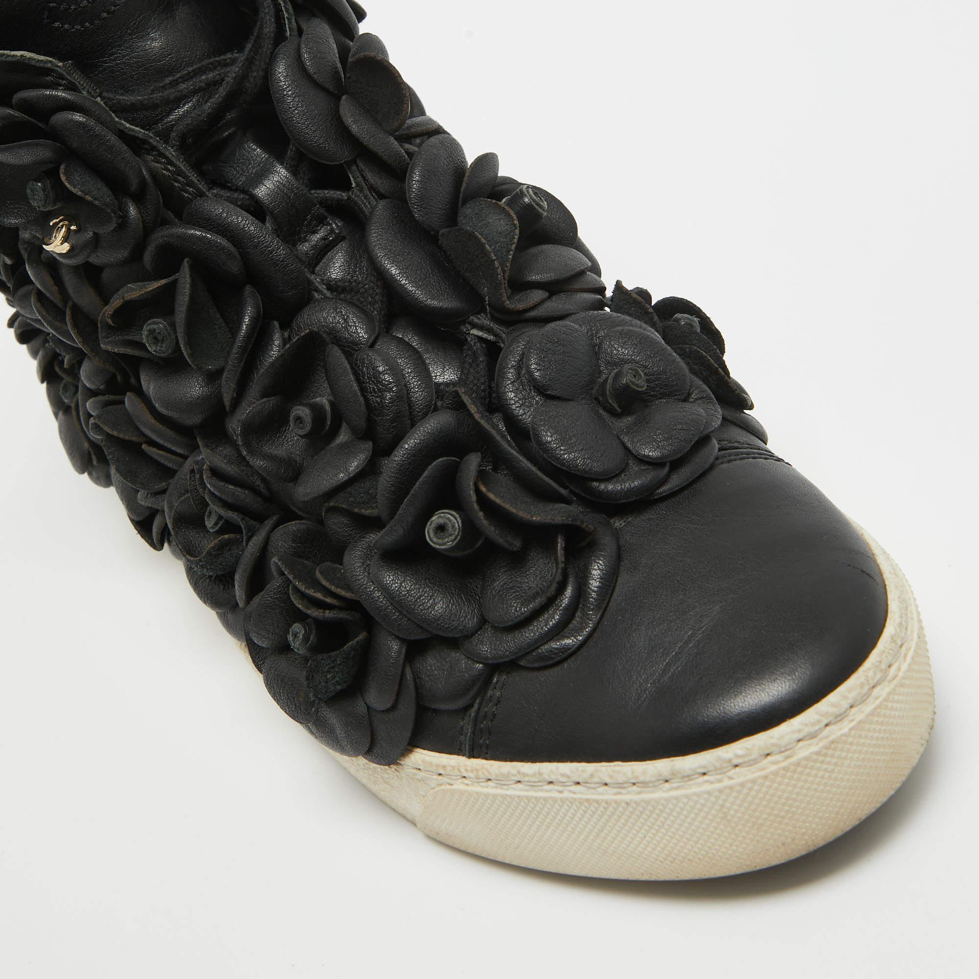 Chanel, scarpe da ginnastica alte in pelle nera Camelia, misura 38,5 in vendita 2