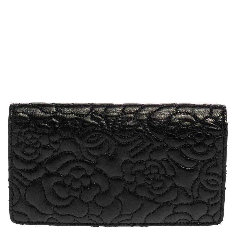 This gorgeous wallet from the house of Chanel is crafted from leather and carries a lovely Camellia design all over the exterior. Styled with a CC-adorned flap, the wallet is equipped with multiple slots and a zip compartment to carry your