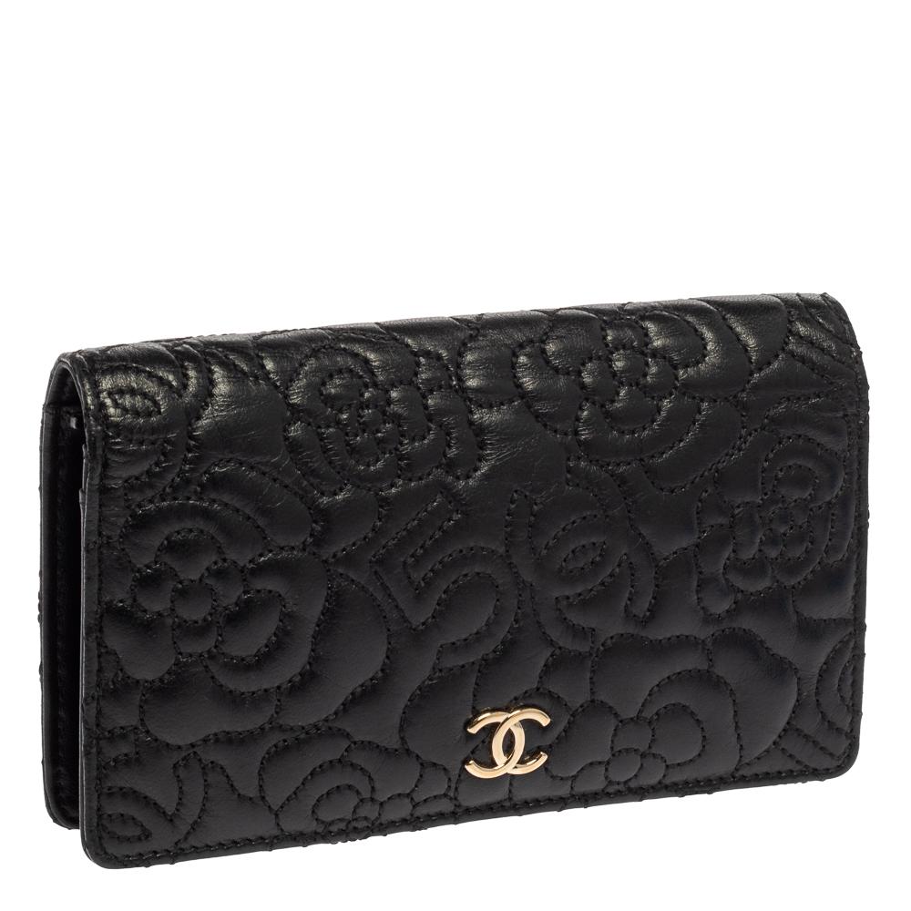 Chanel Black Leather Camellia 5 CC Bifold Wallet In Good Condition In Dubai, Al Qouz 2