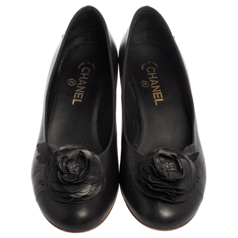 These beautifully designed Chanel Camellia ballet pumps will be a delight to own. Crafted from black leather, they feature signature Camellia flowers on the uppers, the CC logo on the side of the counters, and metallic gold block heels covered in