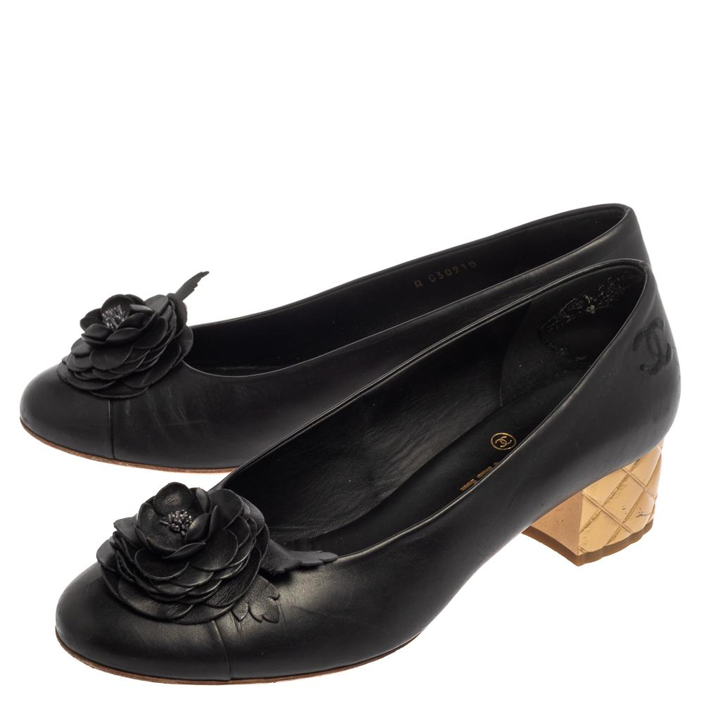 Chanel Black Leather Camellia Ballet Pumps Size 40.5 In Good Condition In Dubai, Al Qouz 2