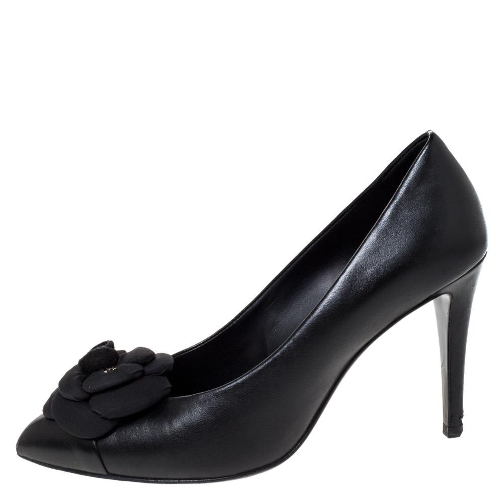 Comfort and style go hand in hand and in perfect balance with these pumps. These beautiful Chanel pumps come with the signature Camellia flower on the vamps and high 9 cm heels. The pair in black has a pointed toe for a sleek