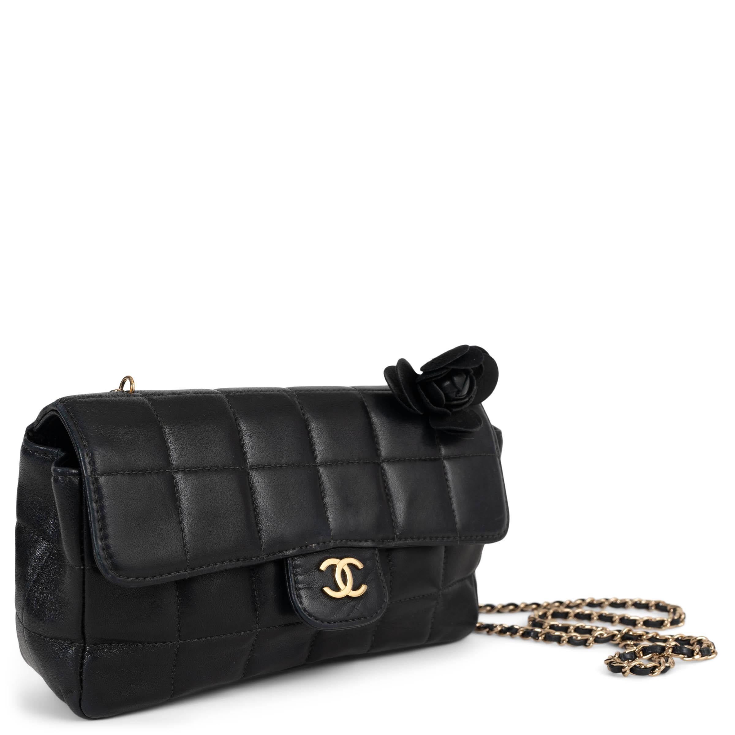 This 100% authentic Chanel Camellia Chocolate Bar Mini Flap Bag is crafted from luxurious black leather and features the iconic 
