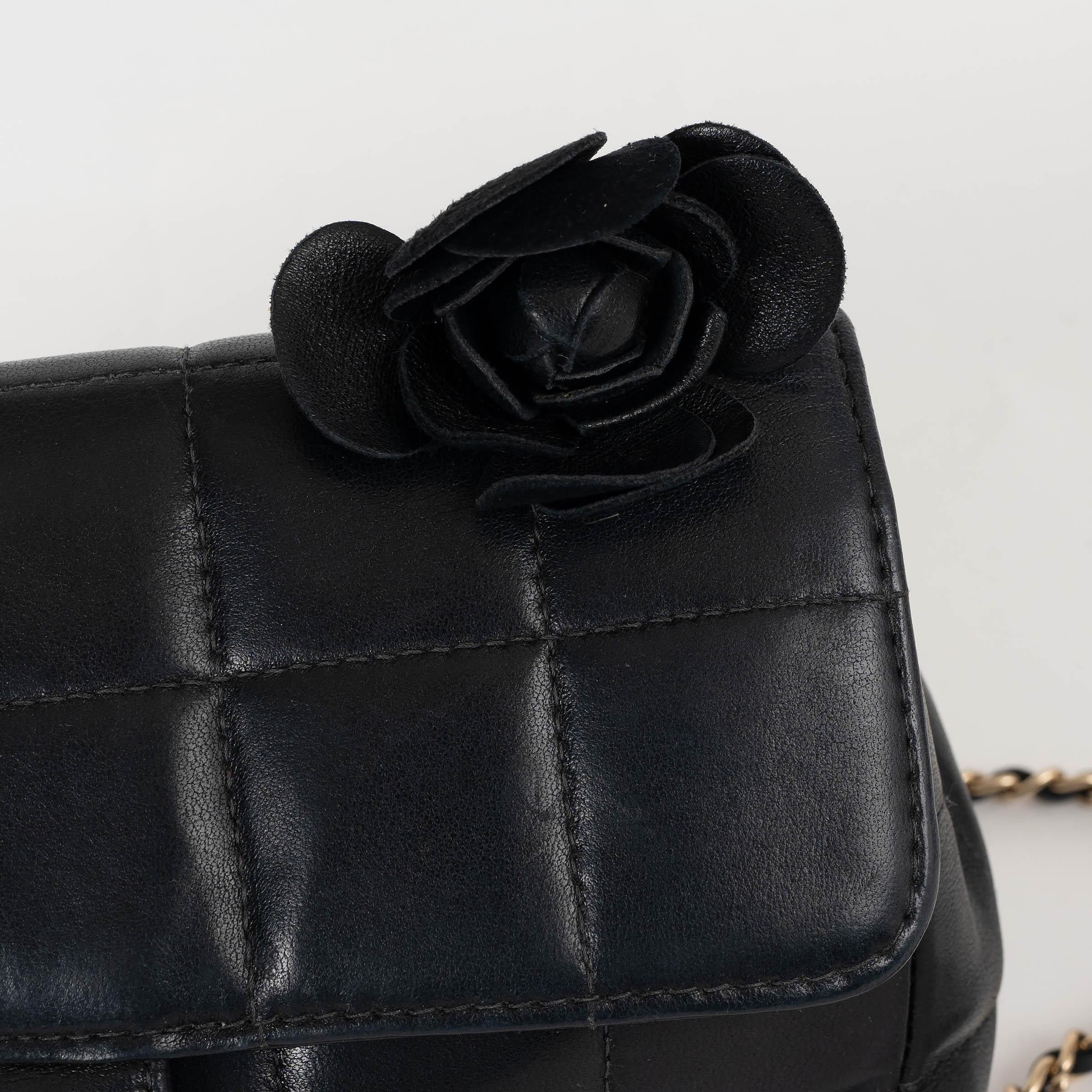 CHANEL black leather CAMELLIA CHOCOLATE BAR MINI FLAP Bag For Sale 2
