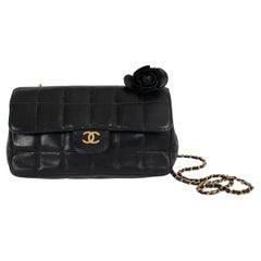 Chanel in pelle nera CAMELLIA CHOCOLATE BAR MINI FLAP Borsa