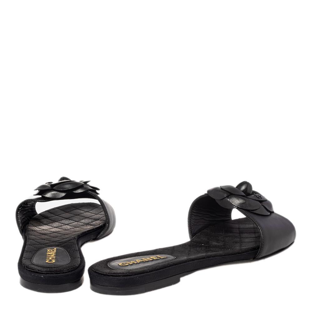 Chanel Black Leather Camellia Embellished CC Slide Flats Size 38.5 In Good Condition In Dubai, Al Qouz 2