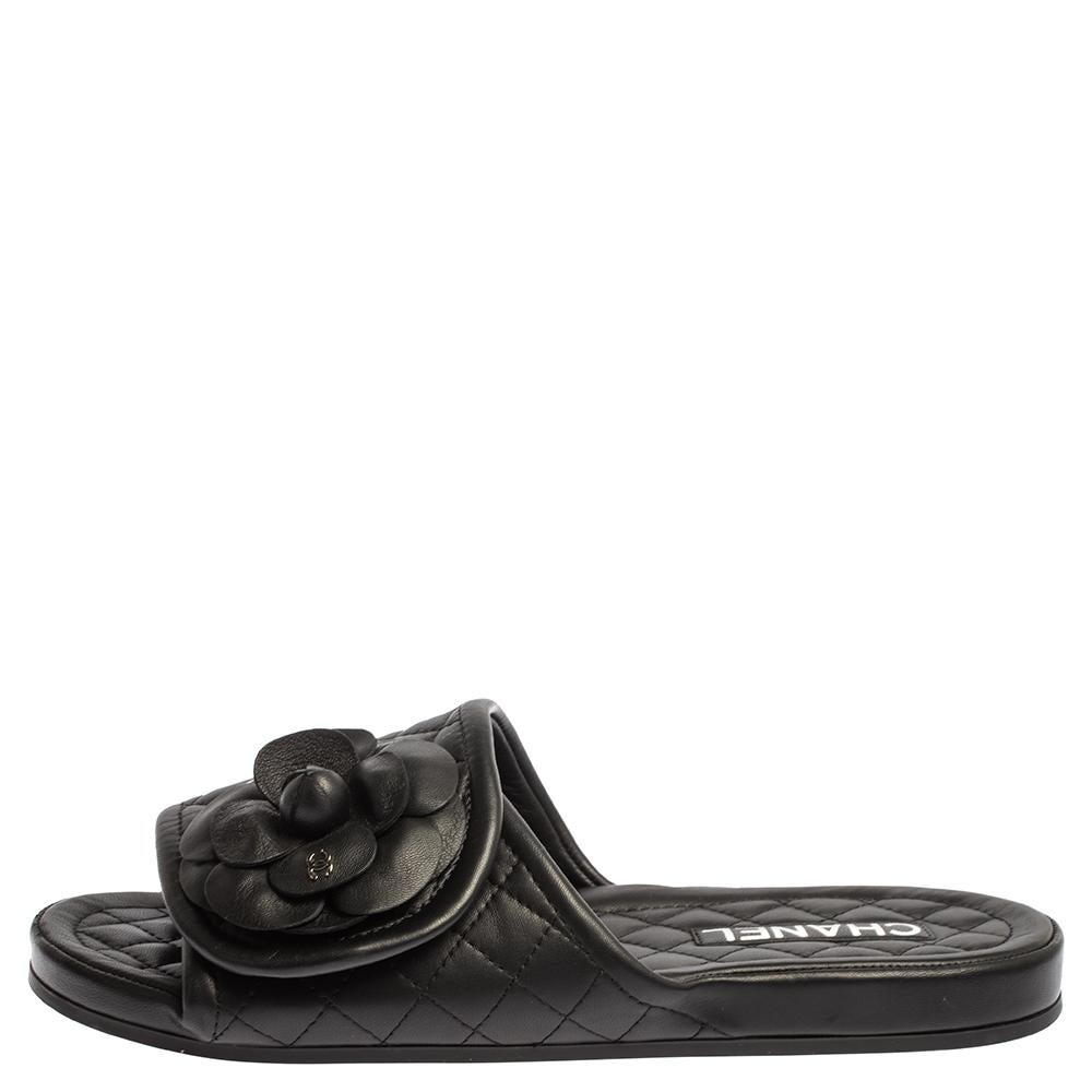 Keep it simple yet gorgeous in these flats from the house of Chanel. Wear them for casual outings with friends and be the center of attention. Crafted from leather, they come in a lovely shade of black. They feature open toes, broad quilted velcro