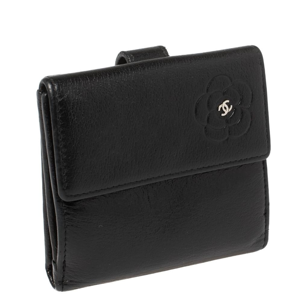 Chanel Black Leather Camellia Embossed Compact Wallet In Fair Condition In Dubai, Al Qouz 2