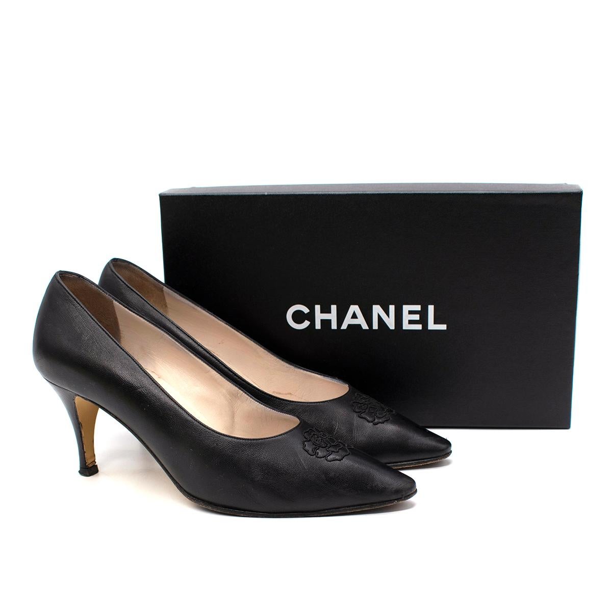 Chanel Black Leather Camellia Detail Vintage Pumps

- Rounded -Pointed toe 
- Black lambskin
- Low heel 
- Camellia Embroidery to the vamp 

Made in Italy 

PLEASE NOTE, THESE ITEMS ARE PRE-OWNED AND MAY SHOW SIGNS OF BEING STORED EVEN WHEN UNWORN