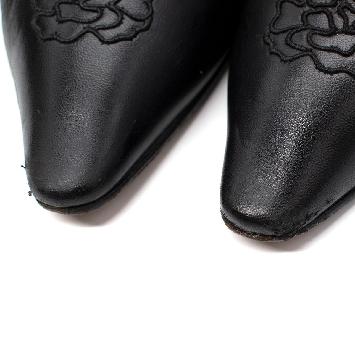 Chanel Black Leather Camellia Embroidered Vintage Pumps - Us size 8 For Sale 2