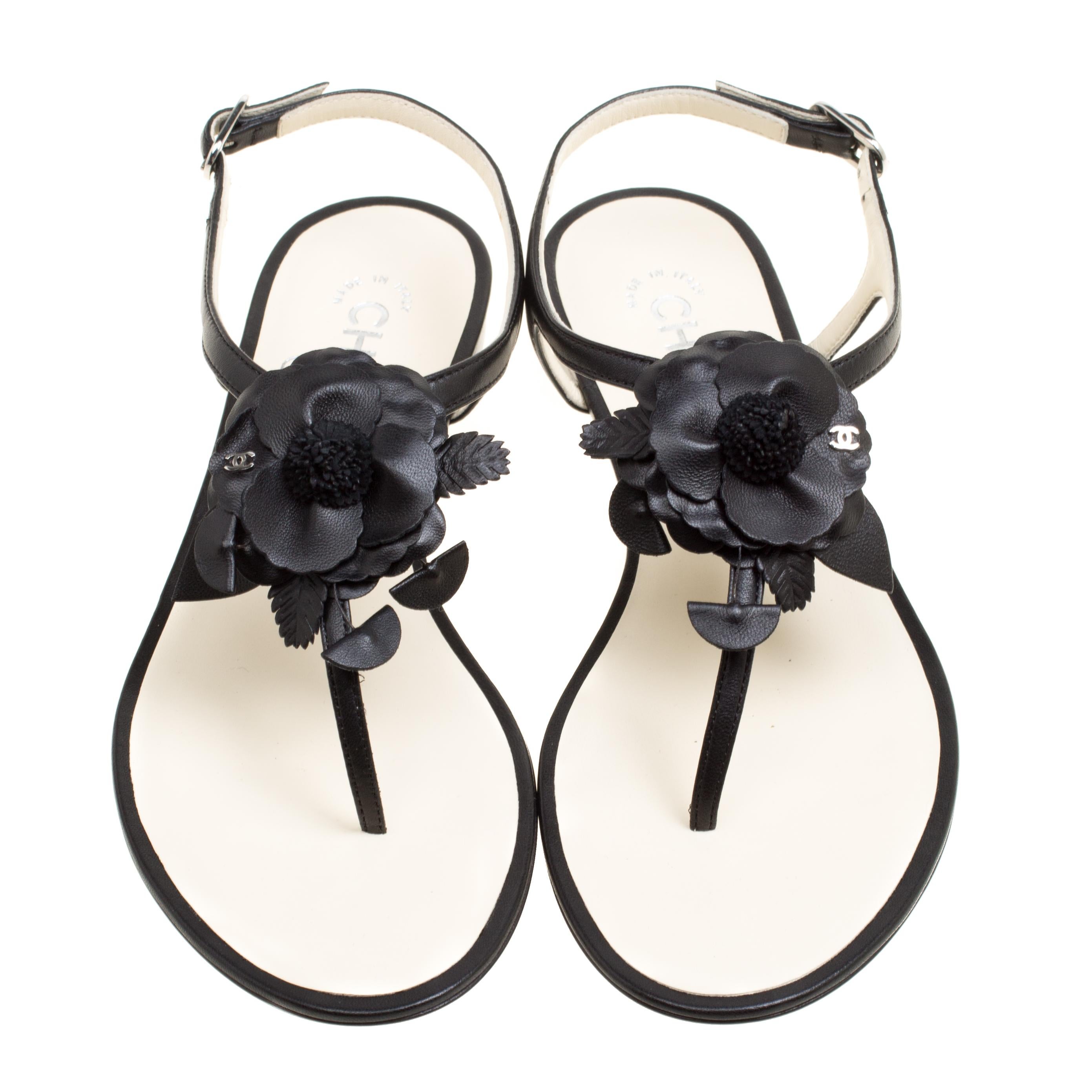 Chanel Black Leather Camellia Flat Thong Sandals Size 38 In New Condition In Dubai, Al Qouz 2