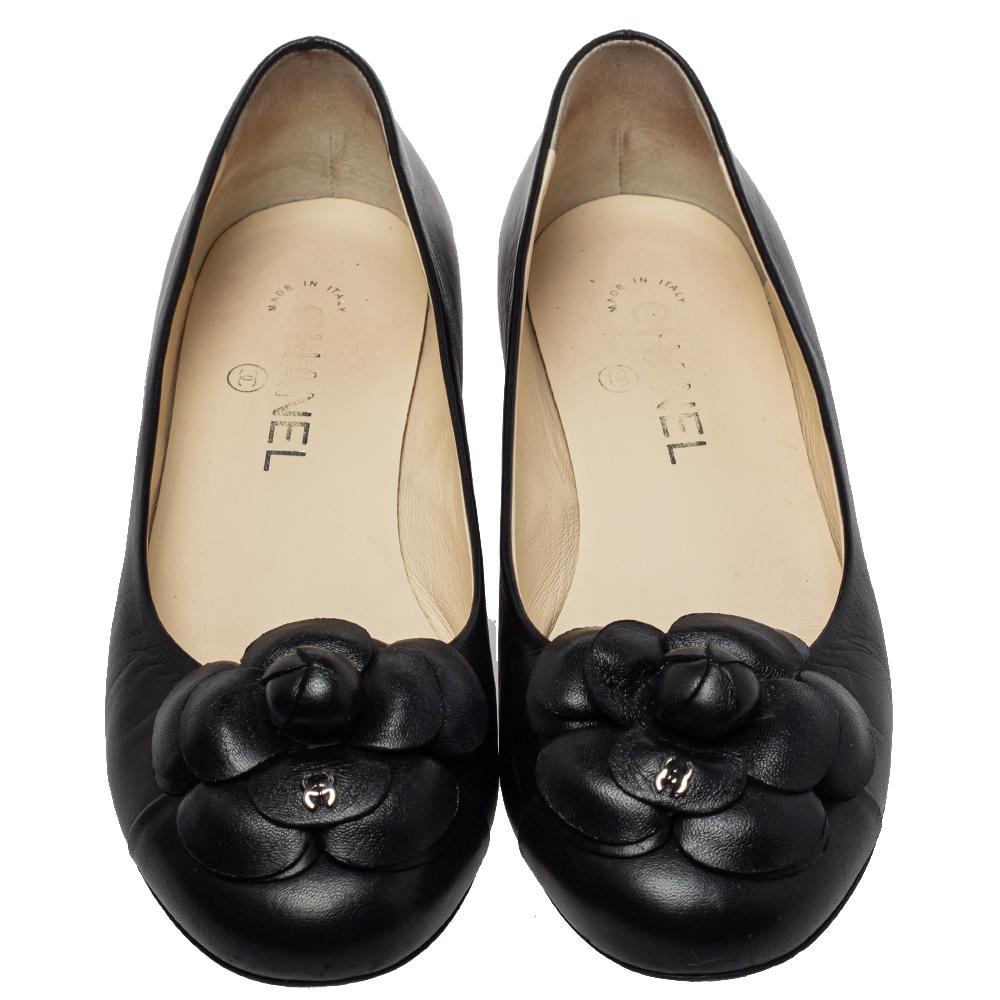 The dainty Camellia flower is an element synonymous with Chanel. This pair of ballerinas uses the flower to create a casual yet elegant look. The exterior is made from black leather and the signature flower has a CC logo. The insoles have leather