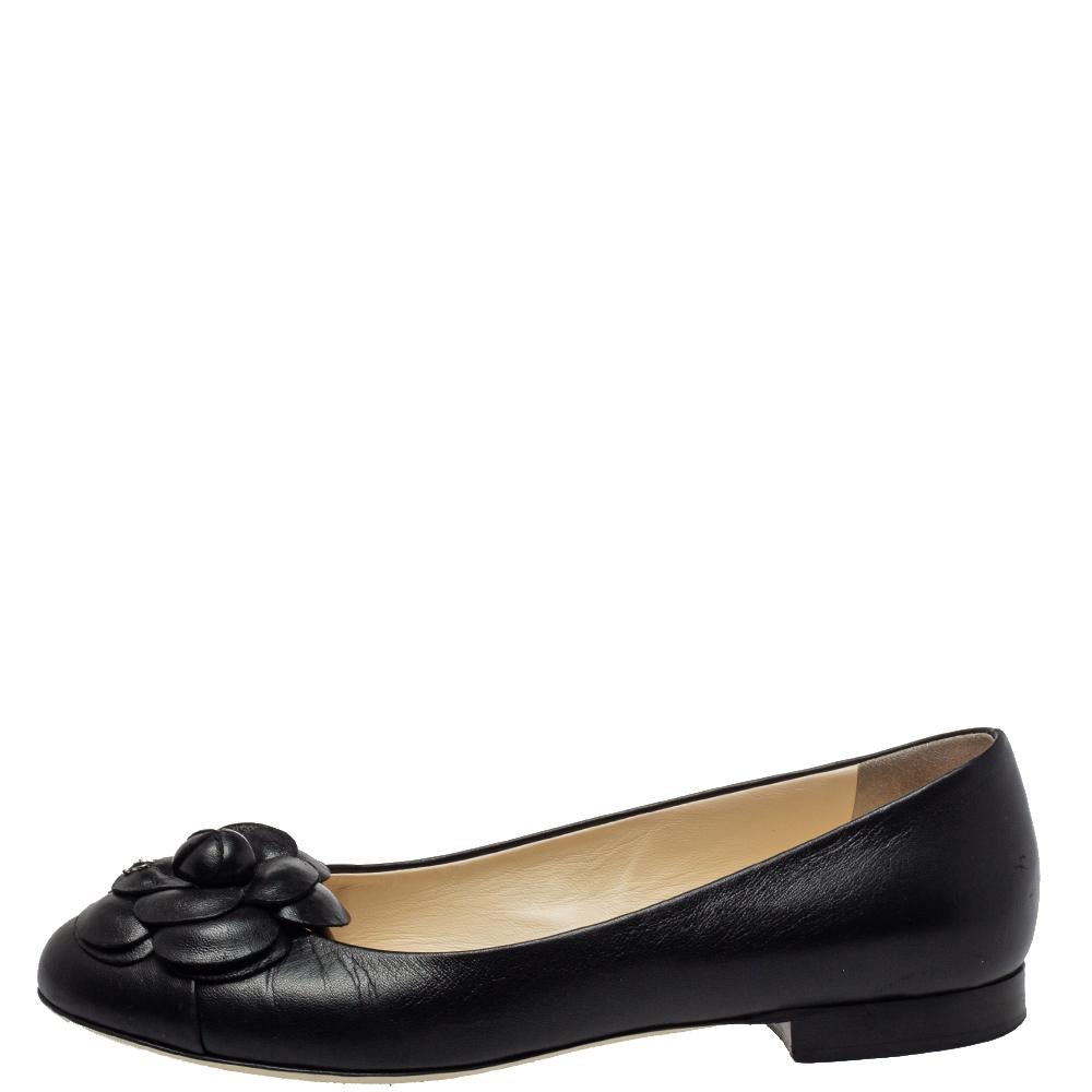 Chanel Black Leather Camellia Flower Ballet Flats Size 38 In Good Condition In Dubai, Al Qouz 2