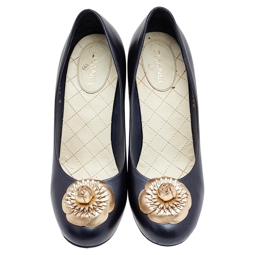Overlaid beautifully using signature House elements, these pumps from Chanel will beautify your style with an iconic touch. Made from black leather, they are augmented with a gold-toned Camellia applique on the rounded toes. These Chanel pumps will
