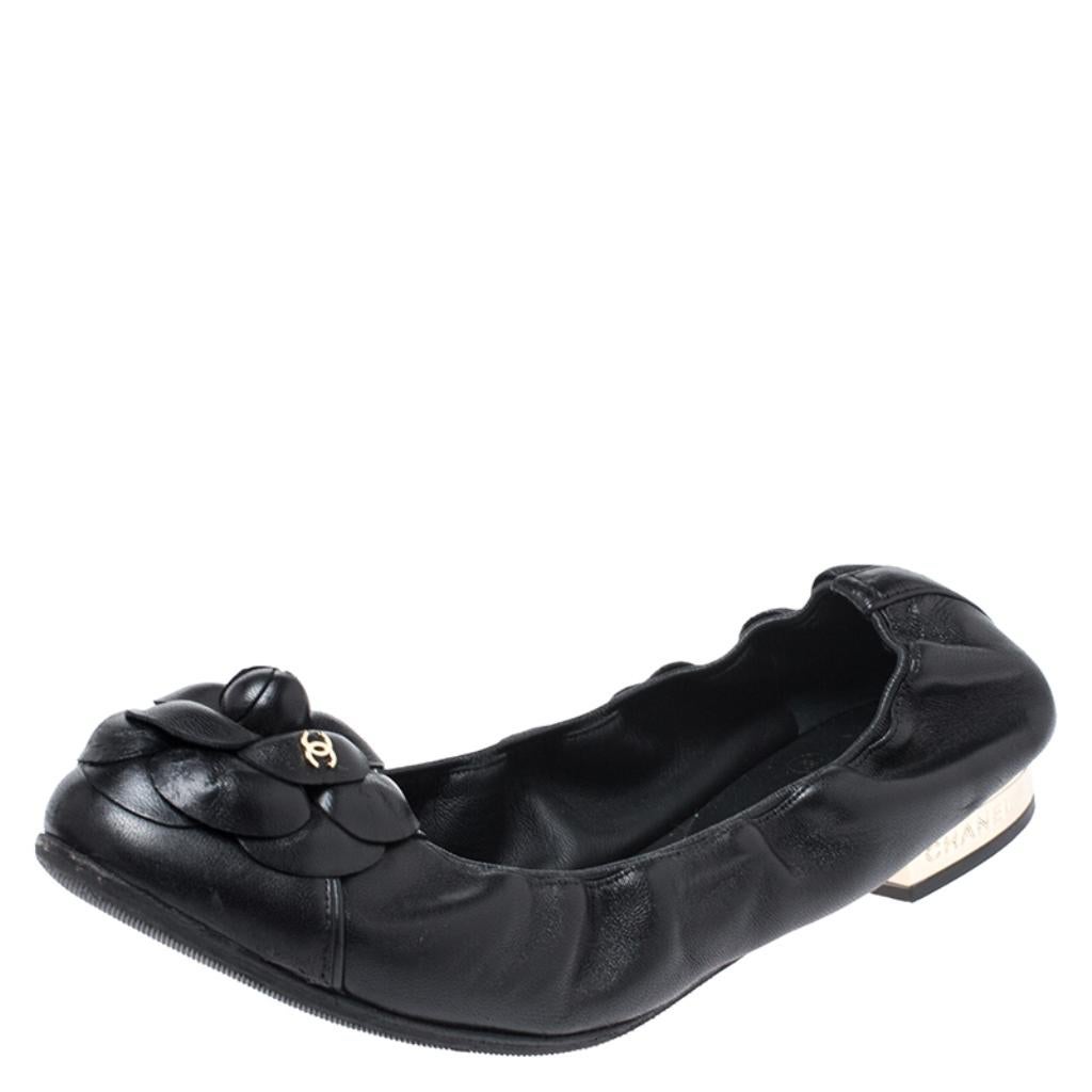 Designed for on-the-go comfort, the Chanel Camellia scrunch ballet flats are crafted in Italy and are made from black leather. They are embellished with a signature Camellia flower which was Coco Chanel’s favourite flower. These flats are designed