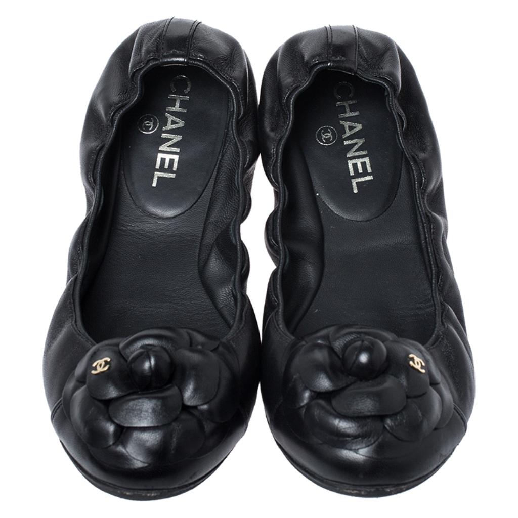 Women's Chanel Black Leather Camellia Scrunch Ballet Flat Size 39