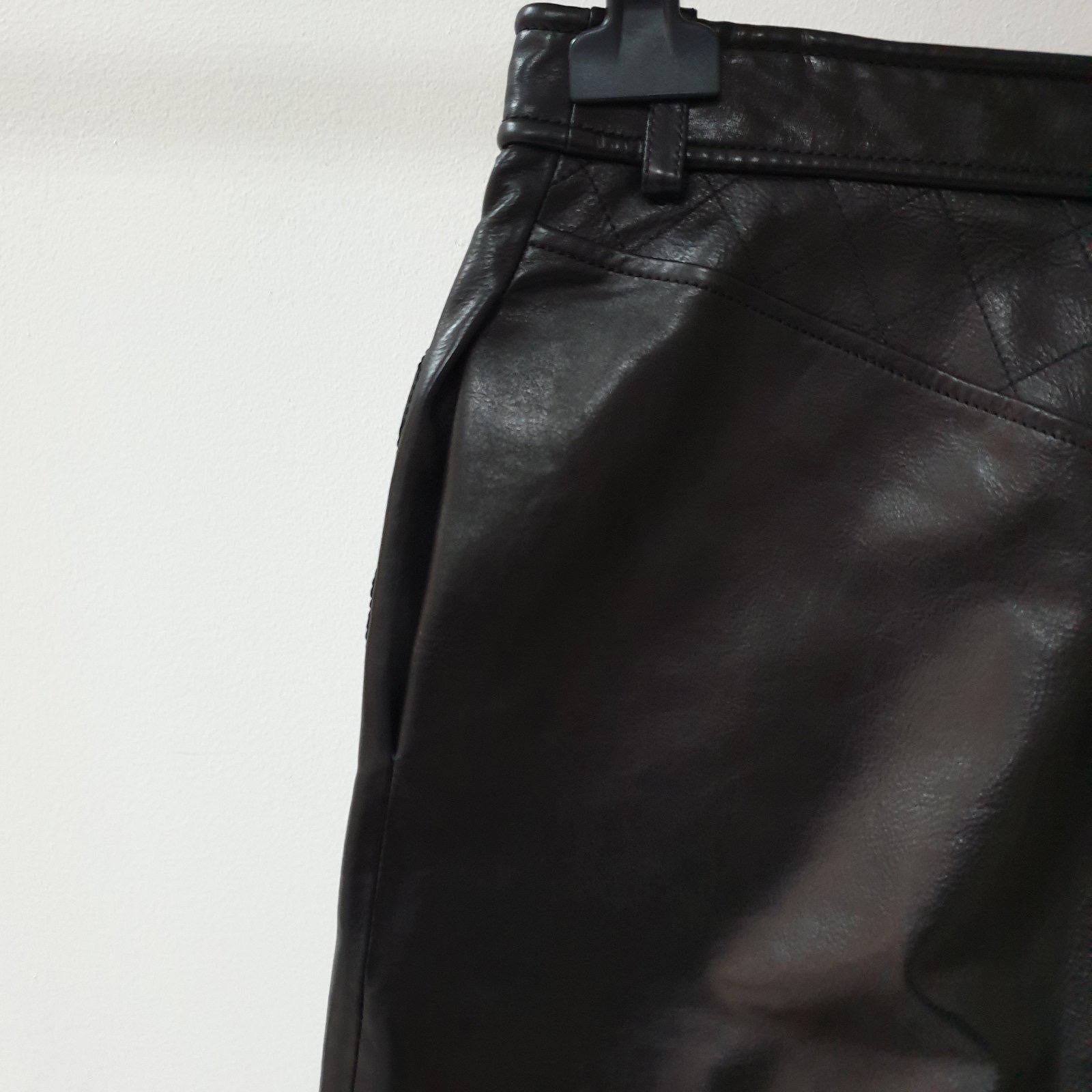 Stilvolle und seltene Shorts. 
Der Zustand ist sehr gut. 

Sz.36

Aufhänger ist nicht enthalten.