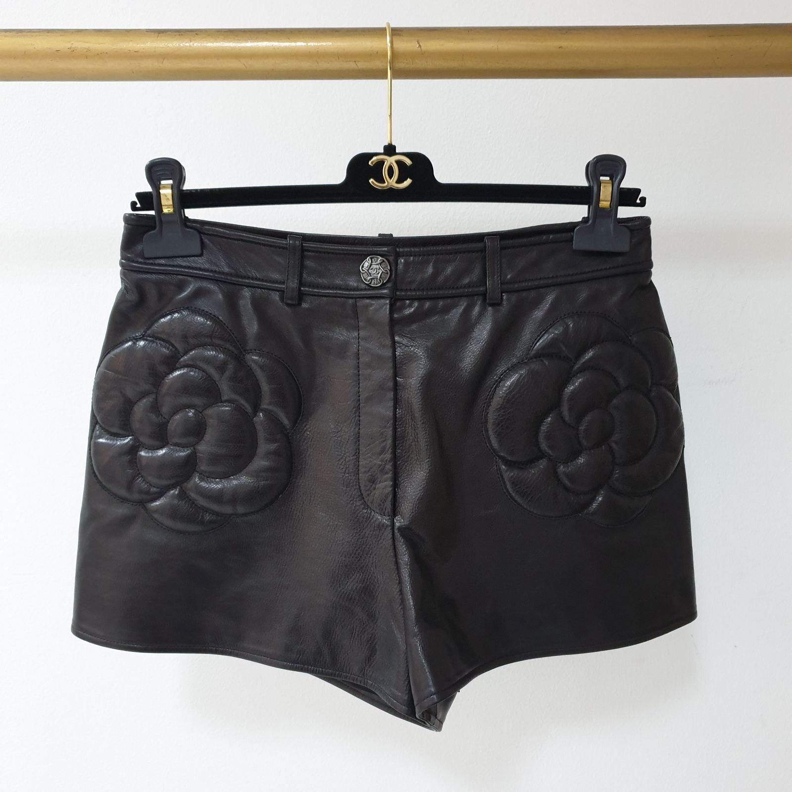 Chanel Schwarzes Leder Kamelie Shorts im Zustand „Gut“ in Krakow, PL