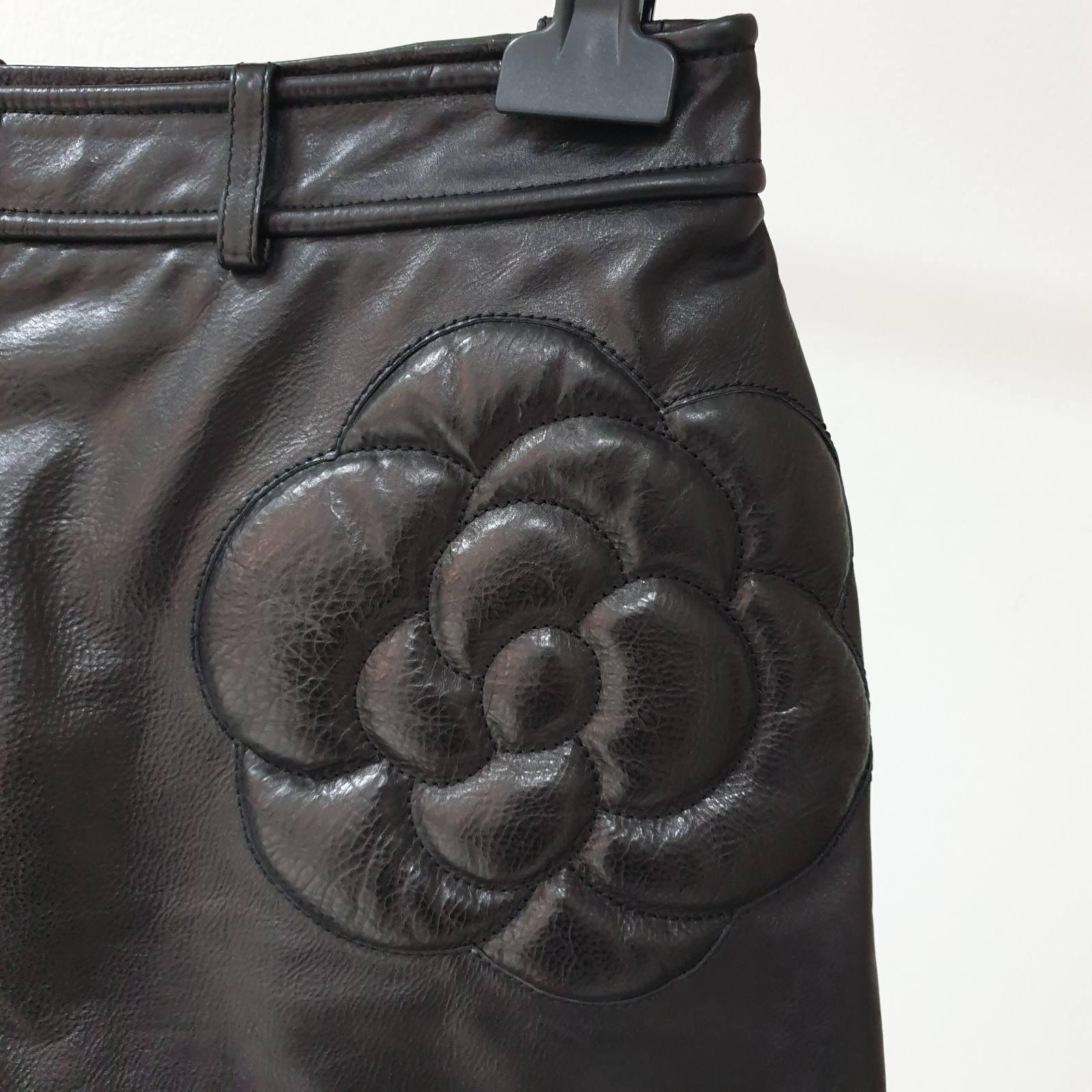 Chanel Schwarzes Leder Kamelie Shorts 3