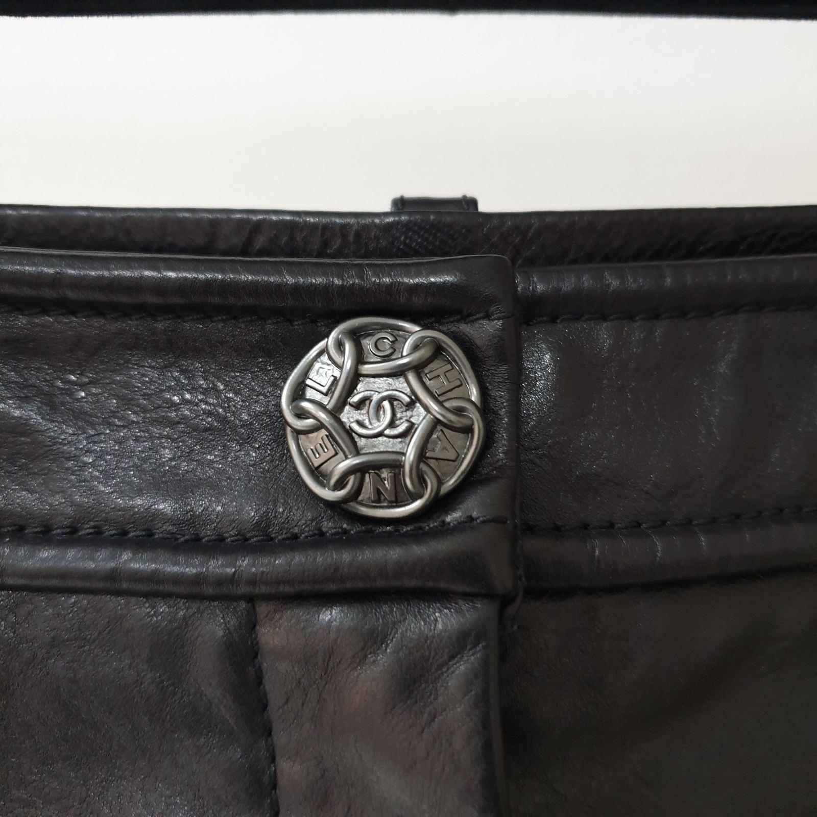 Chanel Schwarzes Leder Kamelie Shorts 5