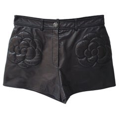 Chanel Schwarzes Leder Kamelie Shorts