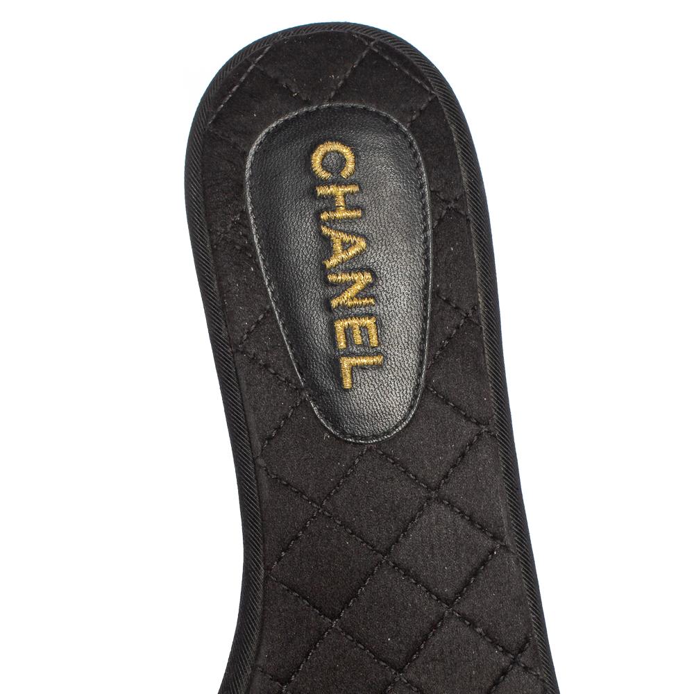 Chanel Black Leather Camellia Slide Flat Sandals Size 37 In Good Condition In Dubai, Al Qouz 2