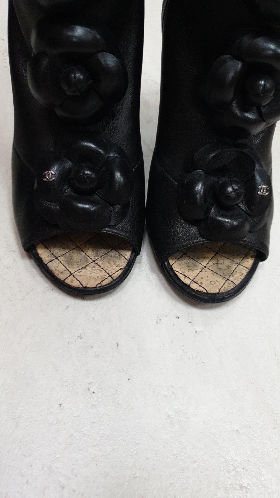 Chanel Schwarze Overknee-Stiefel aus Leder mit Kamelie-Keil  im Angebot 7
