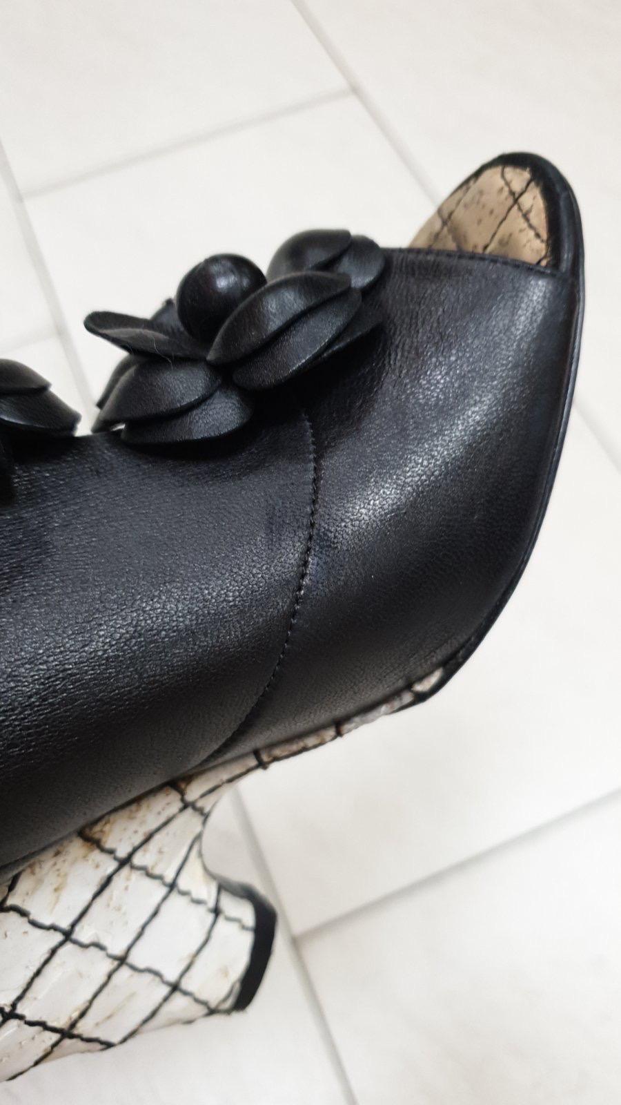 Chanel Schwarze Overknee-Stiefel aus Leder mit Kamelie-Keil  im Angebot 8