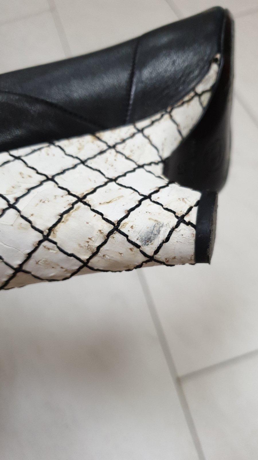 Chanel Schwarze Overknee-Stiefel aus Leder mit Kamelie-Keil  im Angebot 9
