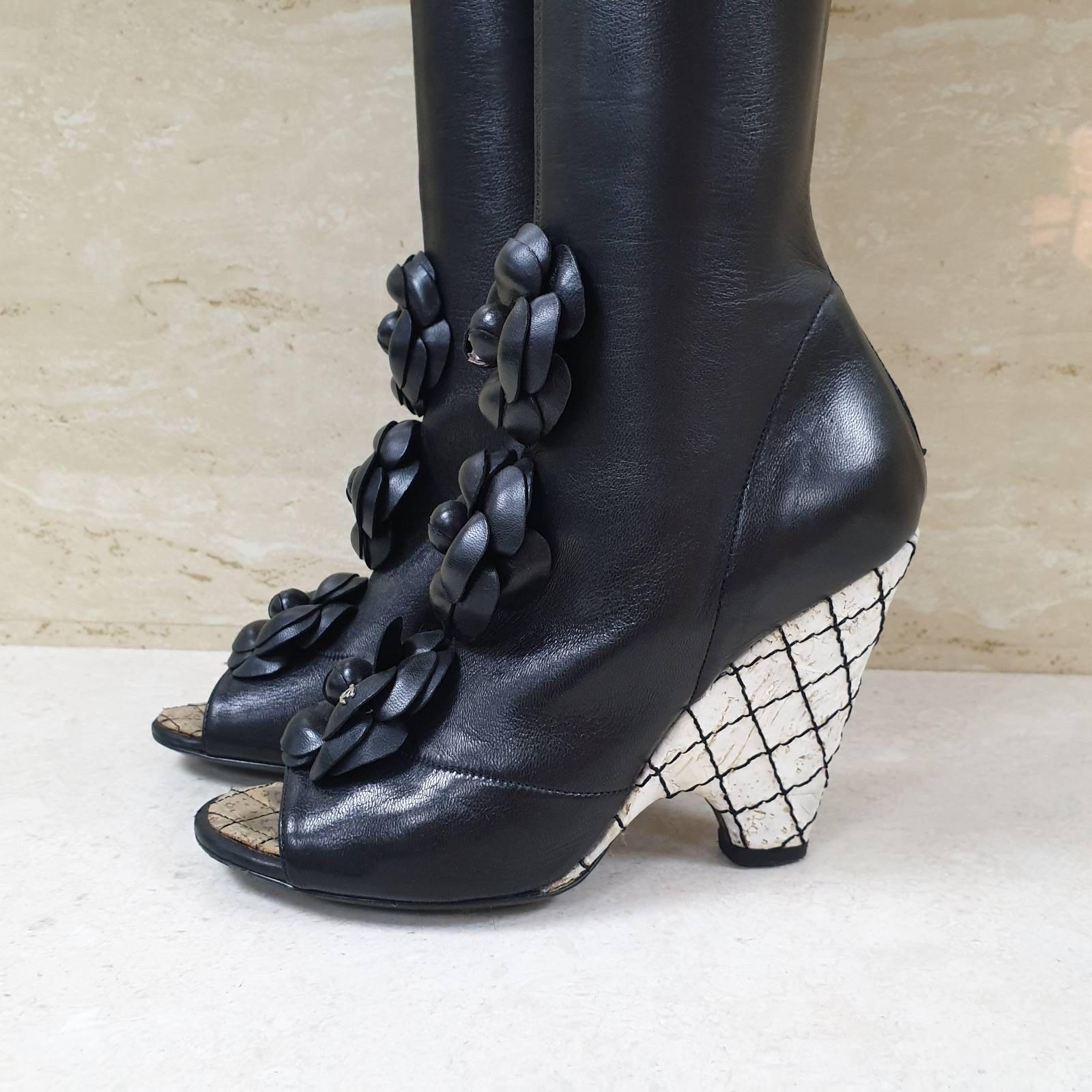 Chanel Schwarze Overknee-Stiefel aus Leder mit Kamelie-Keil  im Zustand „Gut“ im Angebot in Krakow, PL