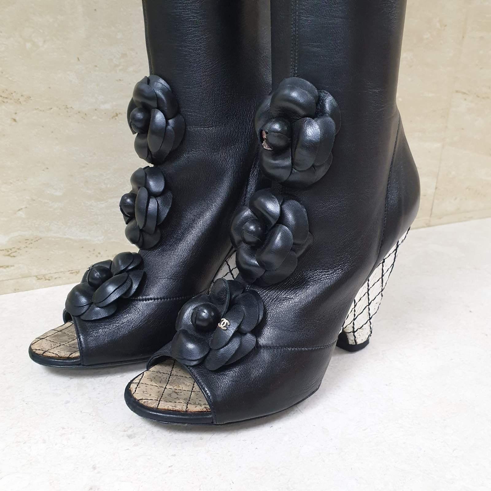 Chanel Schwarze Overknee-Stiefel aus Leder mit Kamelie-Keil  Damen im Angebot
