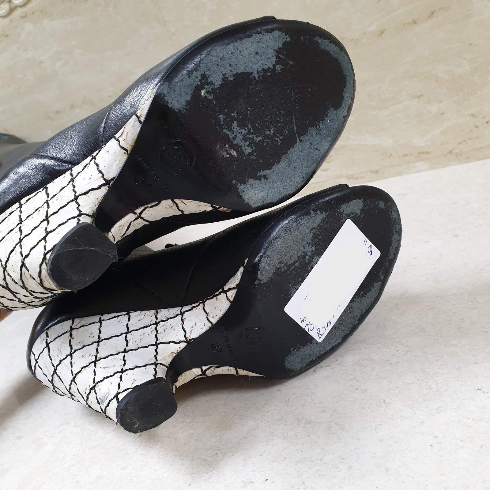 Chanel Schwarze Overknee-Stiefel aus Leder mit Kamelie-Keil  im Angebot 1