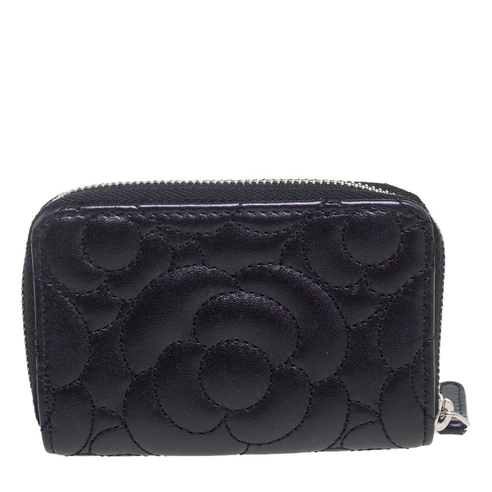 This coin purse from Chanel is made from Camellia-quilted leather. In a black shade, with fine stitching that blends into the grand finish, the case is secured with a zipper and finished with the CC logo. A classic luxury creation.

Includes: