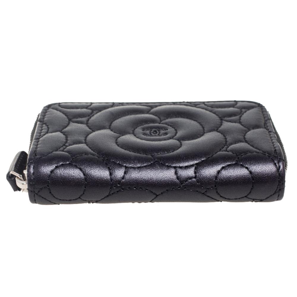 Chanel Black Leather Camellia Zip Around Coin Purse In Excellent Condition In Dubai, Al Qouz 2