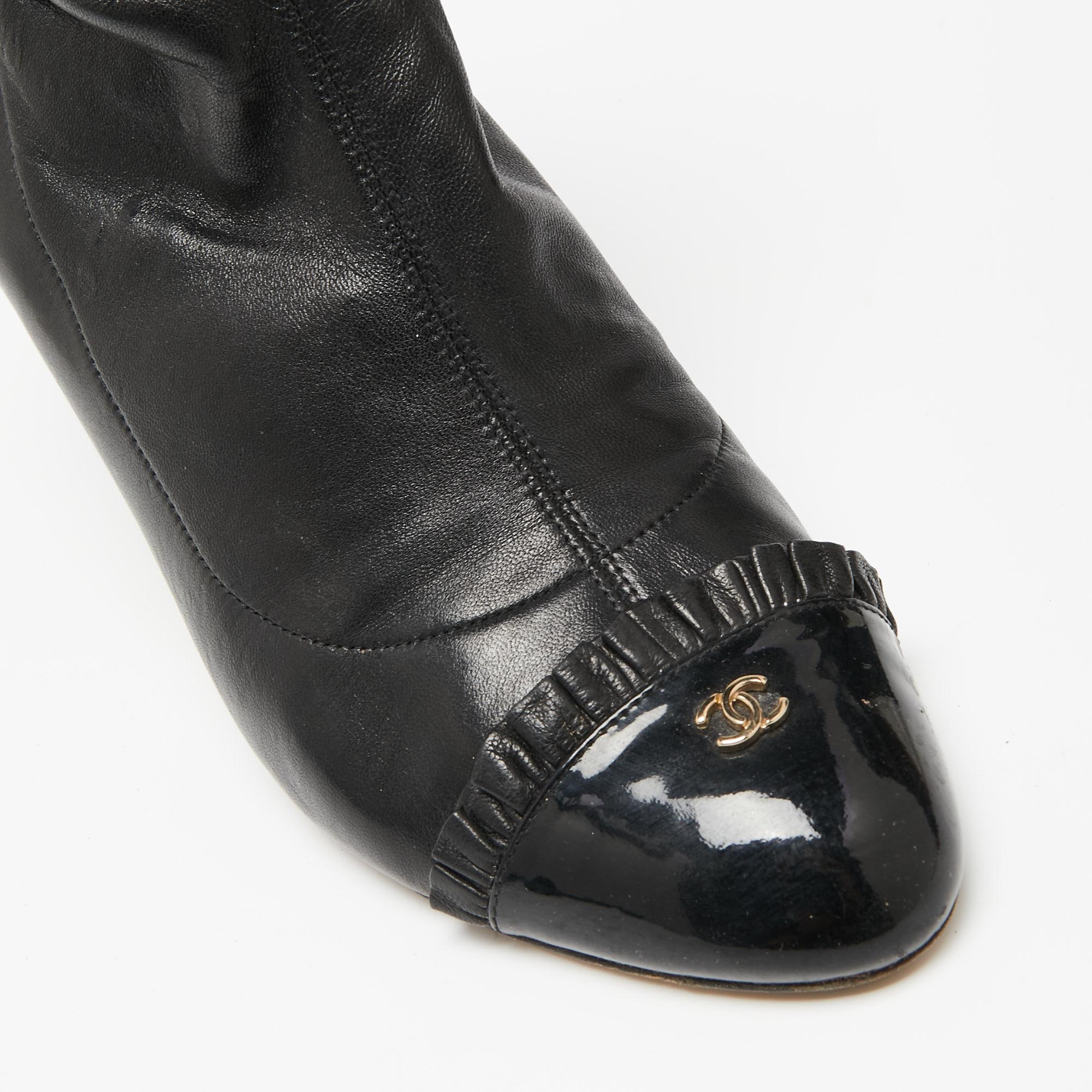 Chanel Black Leather Cap Toe Ankle Boots Size 40 In Good Condition In Dubai, Al Qouz 2