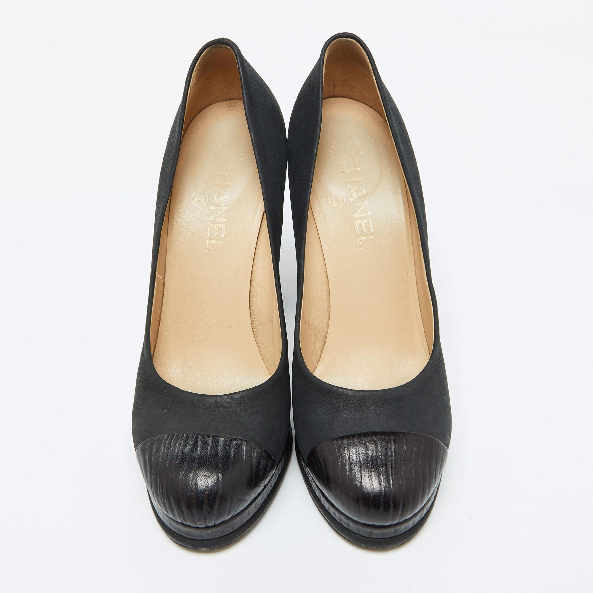 Chanel Black Leather Cap Toe Platform Pumps Size 39.5 In Good Condition In Dubai, Al Qouz 2