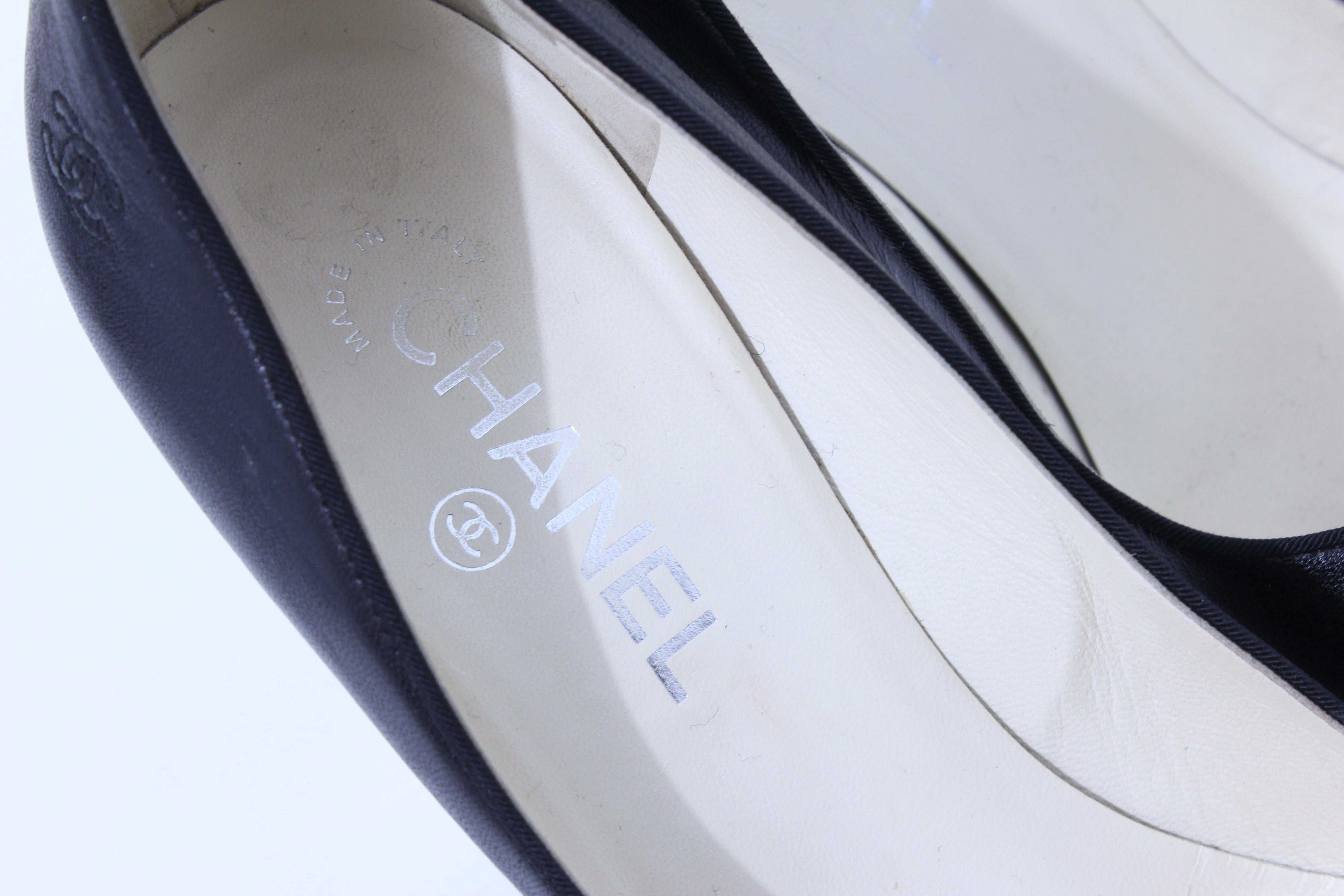 Chanel Schwarz Leder Cap Toe Pumps CC Logo Silber Absatz Detail Größe 39,5 mit Box im Angebot 8