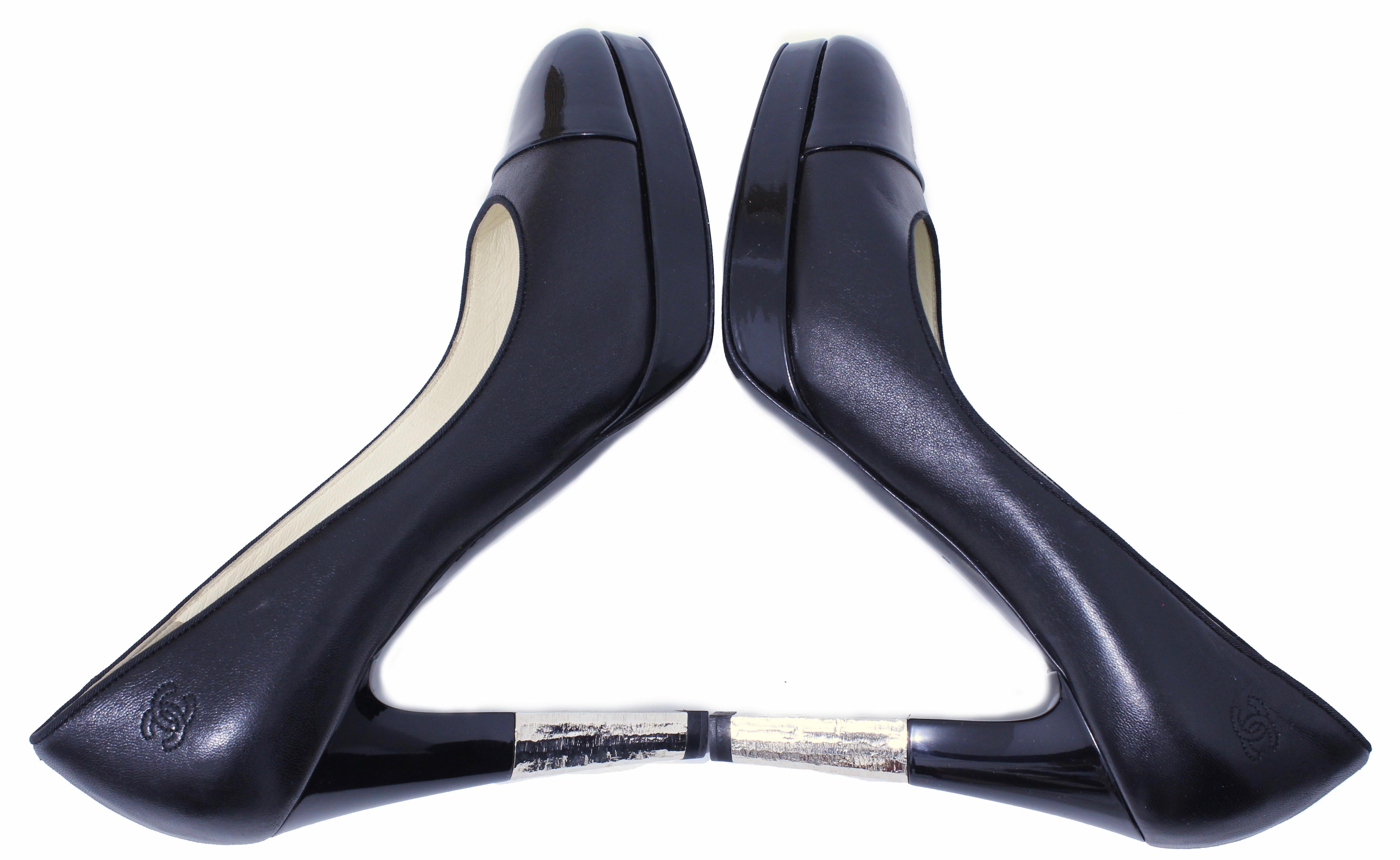 Chanel Schwarz Leder Cap Toe Pumps CC Logo Silber Absatz Detail Größe 39,5 mit Box Damen im Angebot