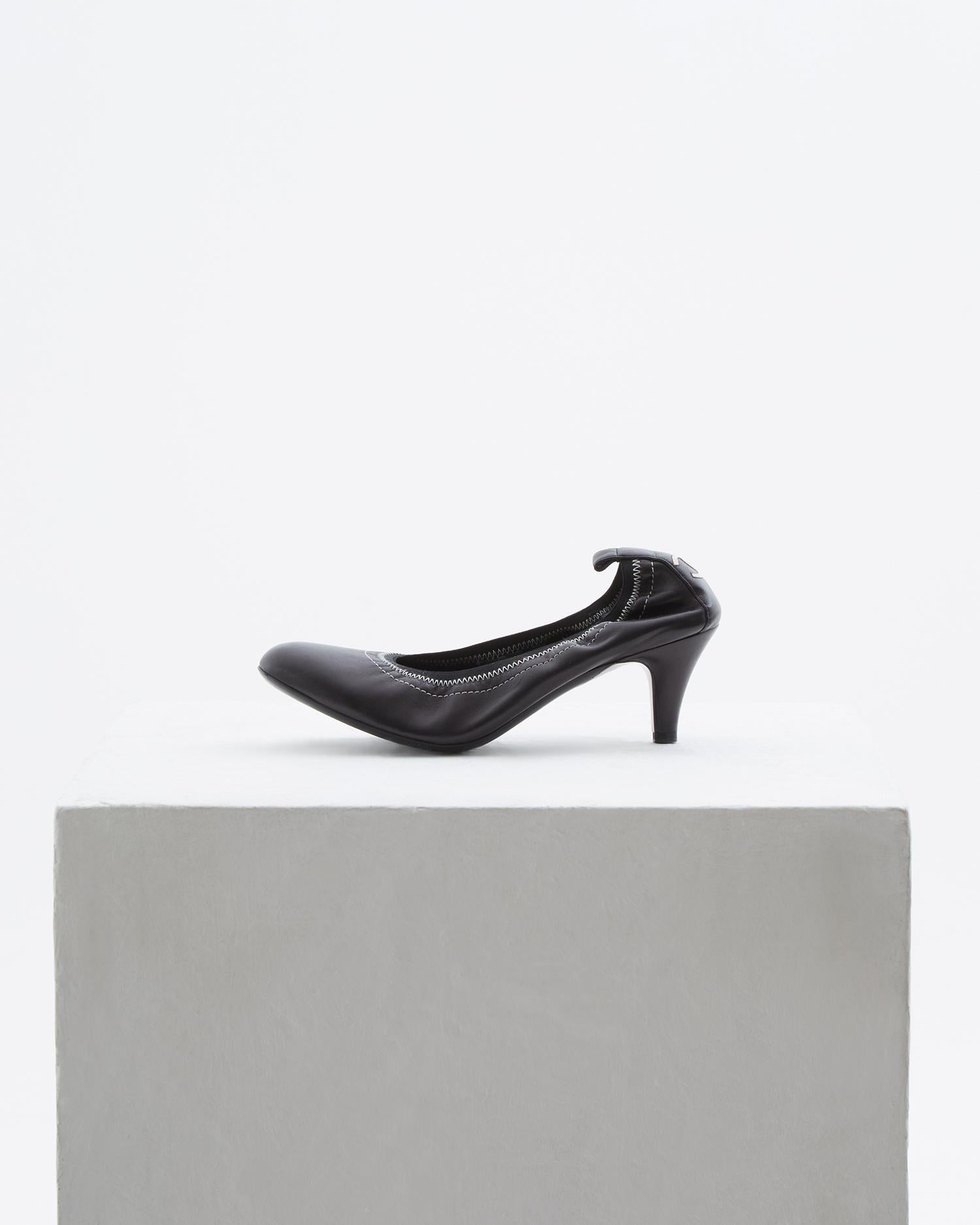 Chanel Black leather cap toe scrunch block heel pumps In Good Condition In Milano, IT