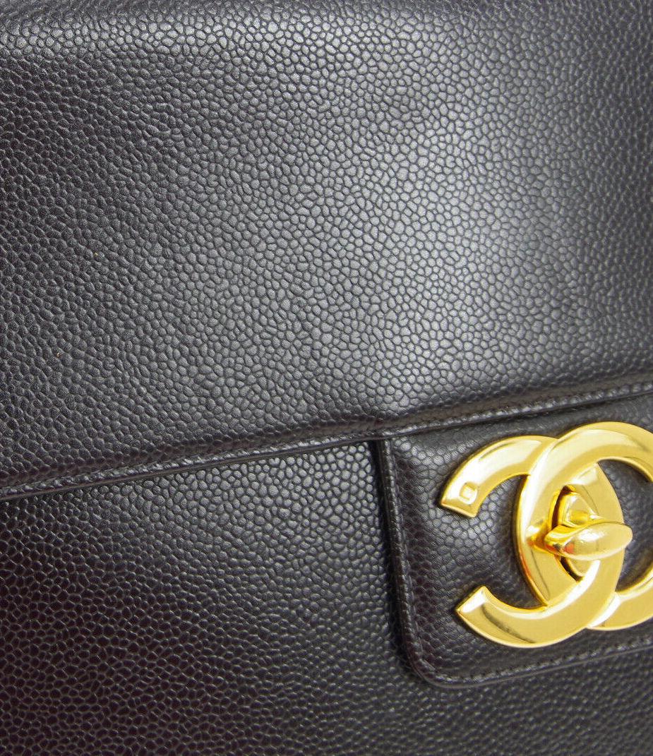 
Caviar leather
Gold tone hardware
Turnlock closure
Handle drop 4