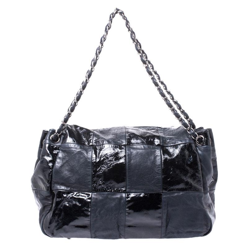 Charm your way through every gathering by swinging this Accordion flap bag from Chanel. Crafted from leather, the bag has a black exterior with a flap that has the signature CC logo, it opens to reveal an interior lined with satin and equipped with