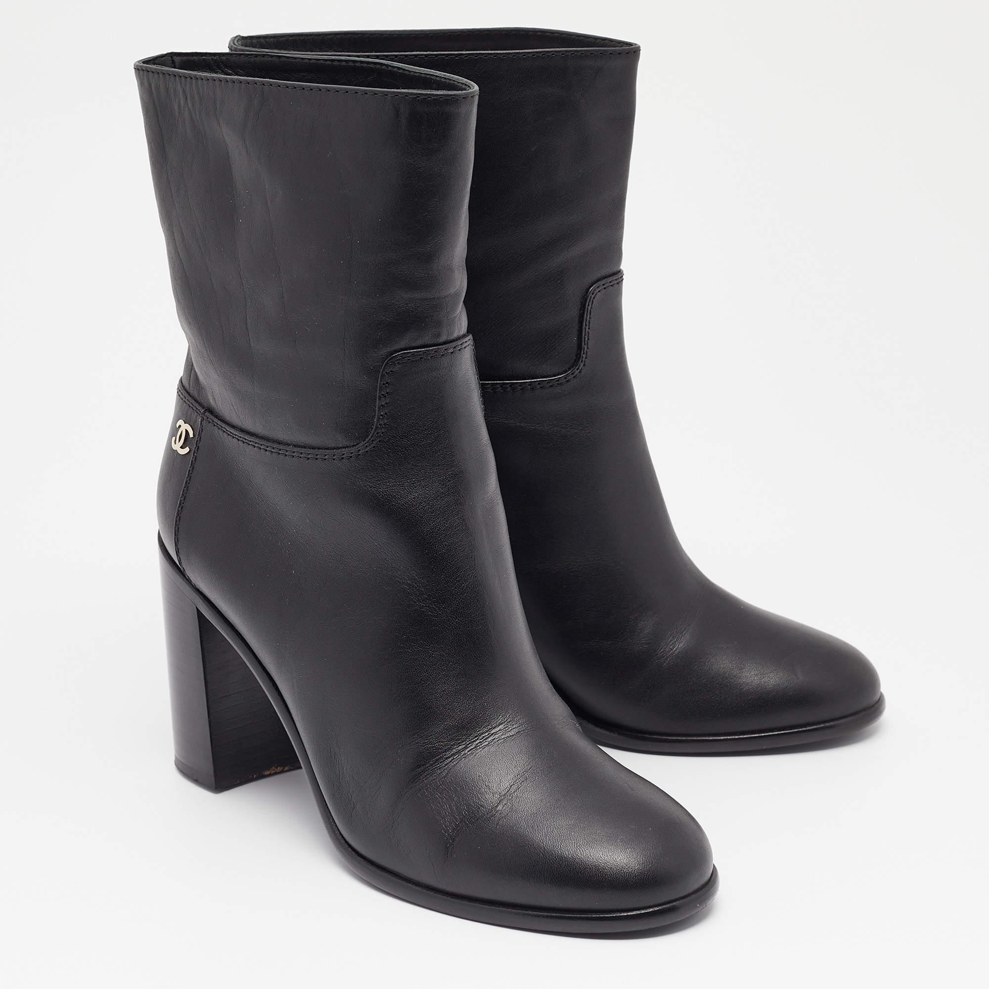 Chanel Black Leather CC Ankle Boots Size 39 In Good Condition For Sale In Dubai, Al Qouz 2