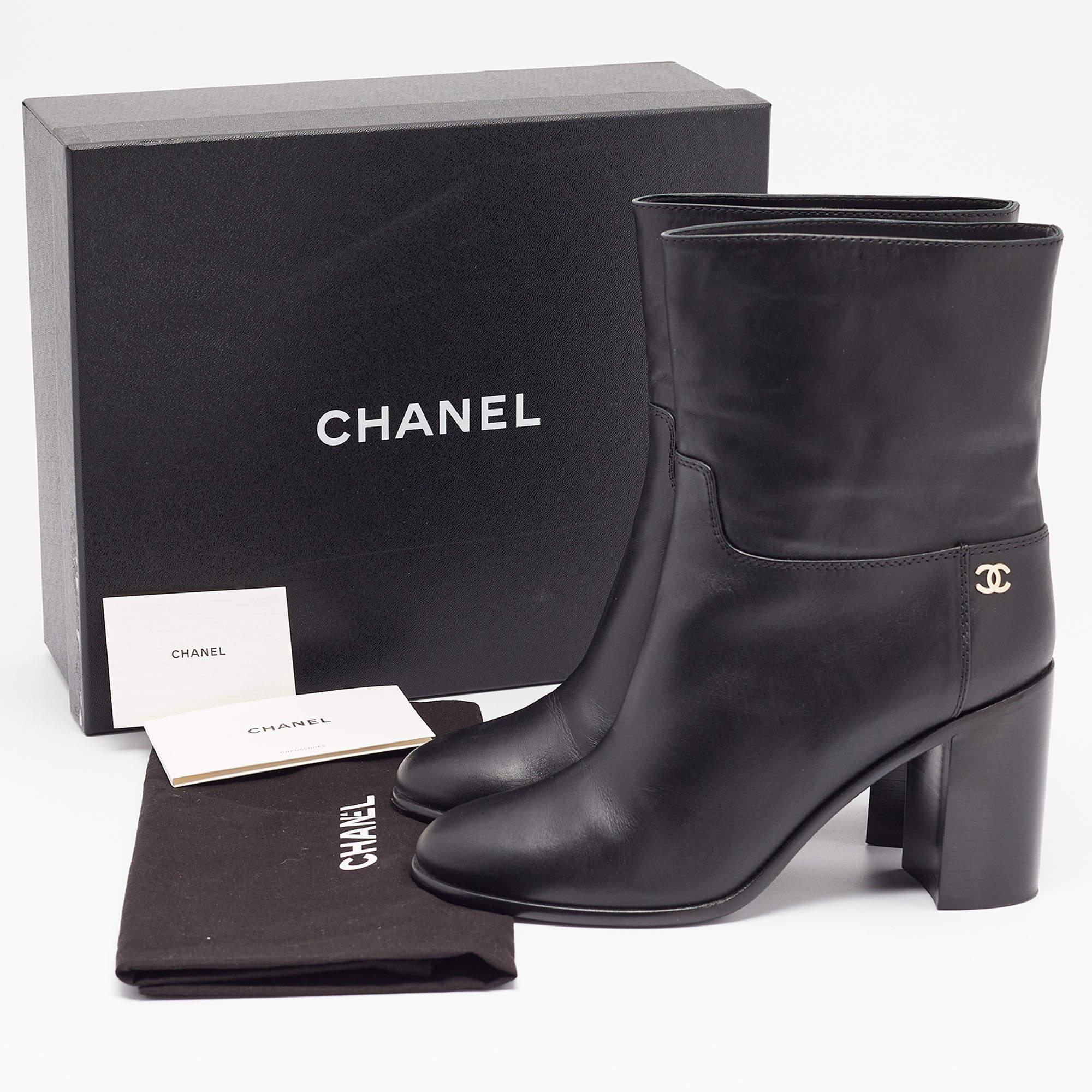 Chanel - Bottines CC en cuir noir - Taille 39 5