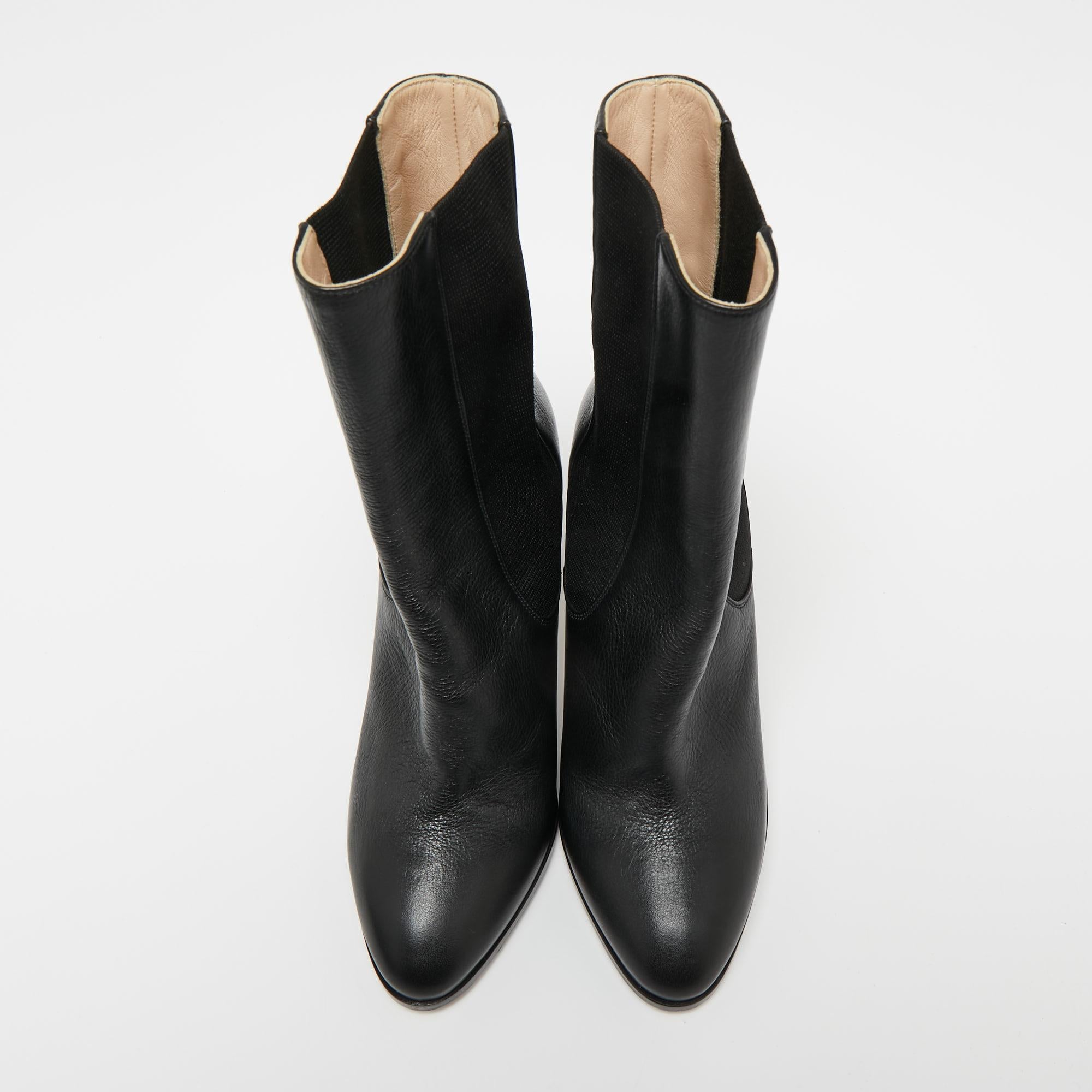 A blend of style and simplicity, these ankle boots from Chanel will sweetly complement your casuals as well as evening ensembles. Crafted with leather, the boots are characterized by the CC logo detailed on the counters' sides. They are styled with