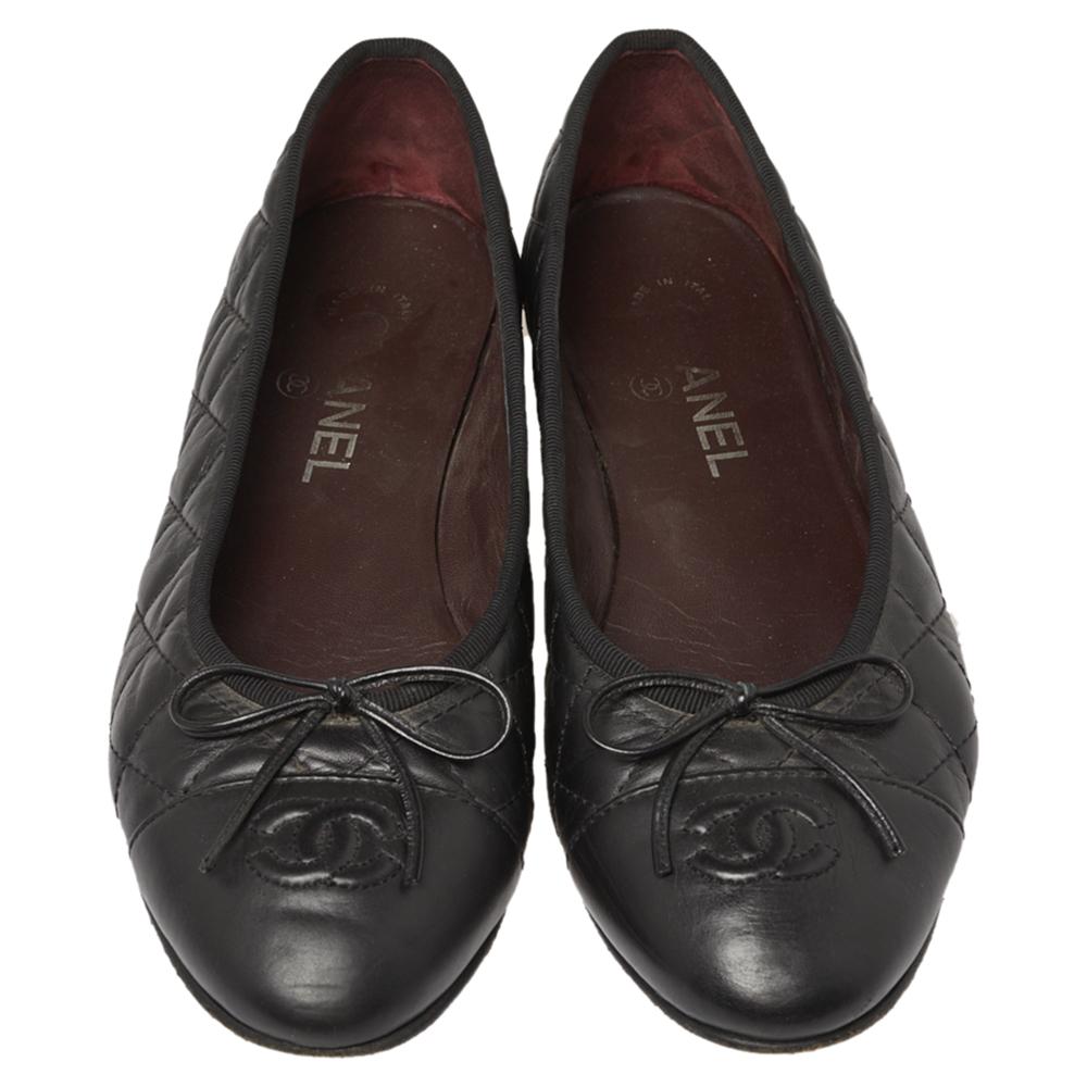 You'll love how the label's signature quilted style has been beautifully translated into these black ballet flats. They are crafted with durable leather and designed with little bows on the uppers and the CC logo detailed on the cap toes. These