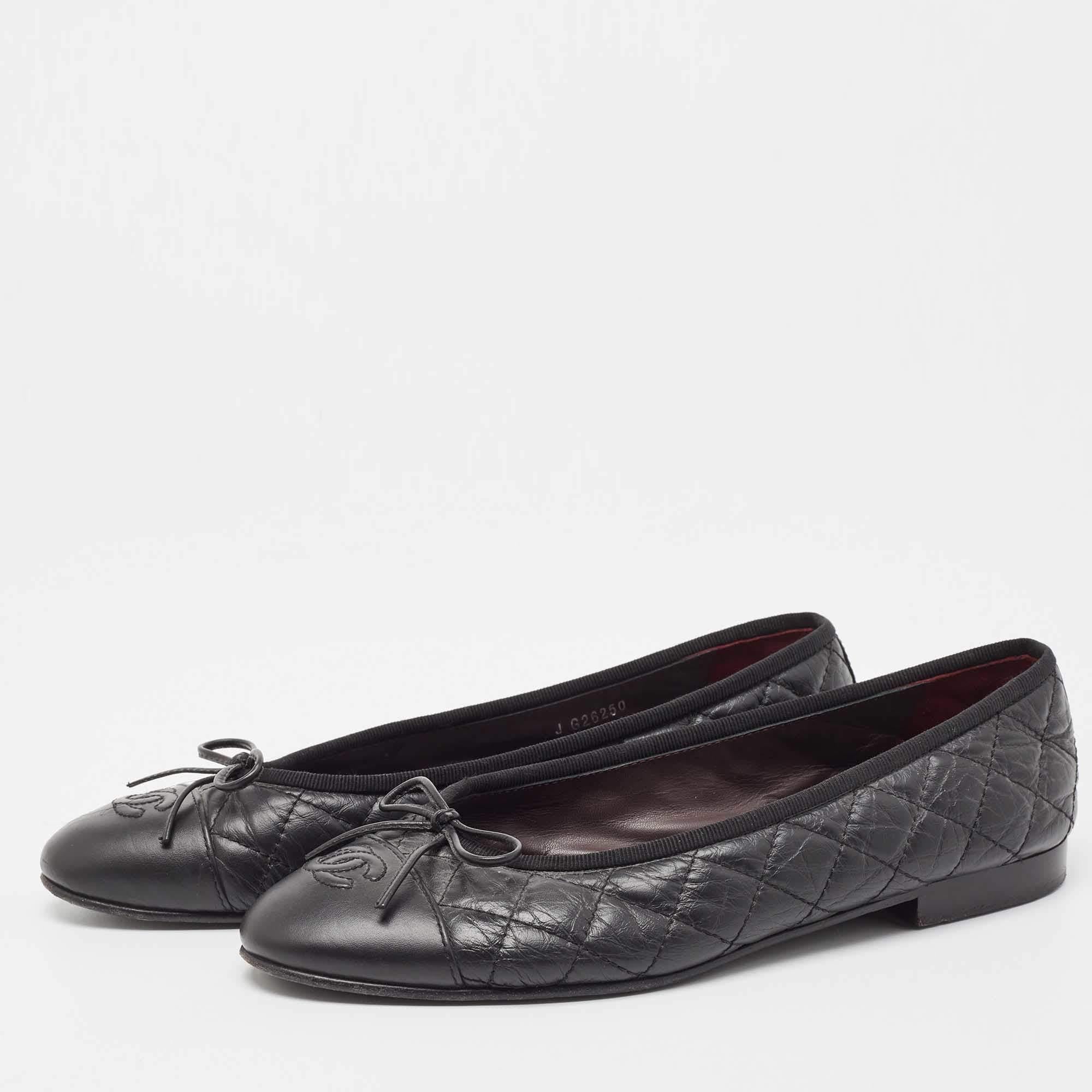 Complete your look by adding these Chanel ballet flats to your lovely wardrobe. They are crafted skilfully to grant the perfect fit and style.

